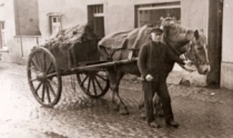 Anfangs wurde mit einem Pferdefuhrwerk transportiert.